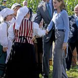 Los Reyes Felipe y Letizia saludando a los lugareños de Poreñu, Pueblo Ejemplar de Asturias 2017