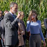 Los Reyes Felipe y Letizia degustando una sidra de Poreñu, Pueblo Ejemplar de Asturias 2017