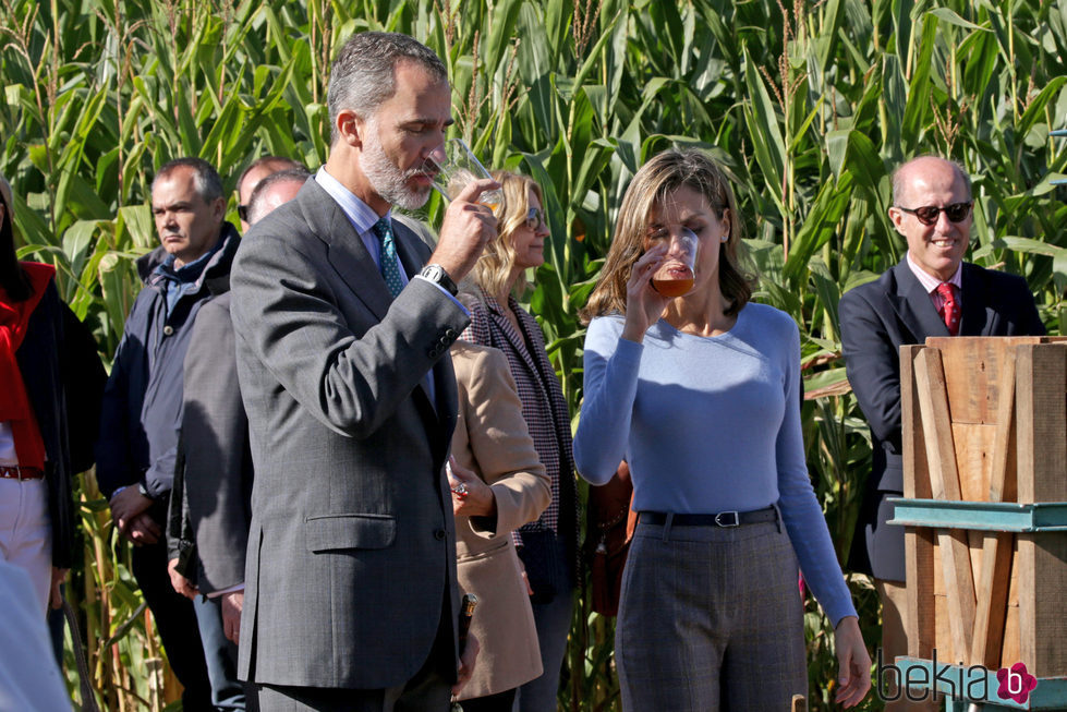 Los Reyes Felipe y Letizia degustando una sidra de Poreñu, Pueblo Ejemplar de Asturias 2017