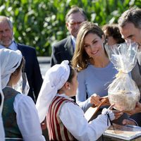 Los Reyes Felipe y Letizia recibiendo un regalo en Poreñu, Pueblo Ejemplar de Asturias 2017