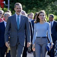 Los Reyes Felipe y Letizia paseando por Poreñu, Pueblo Ejemplar de Asturias 2017