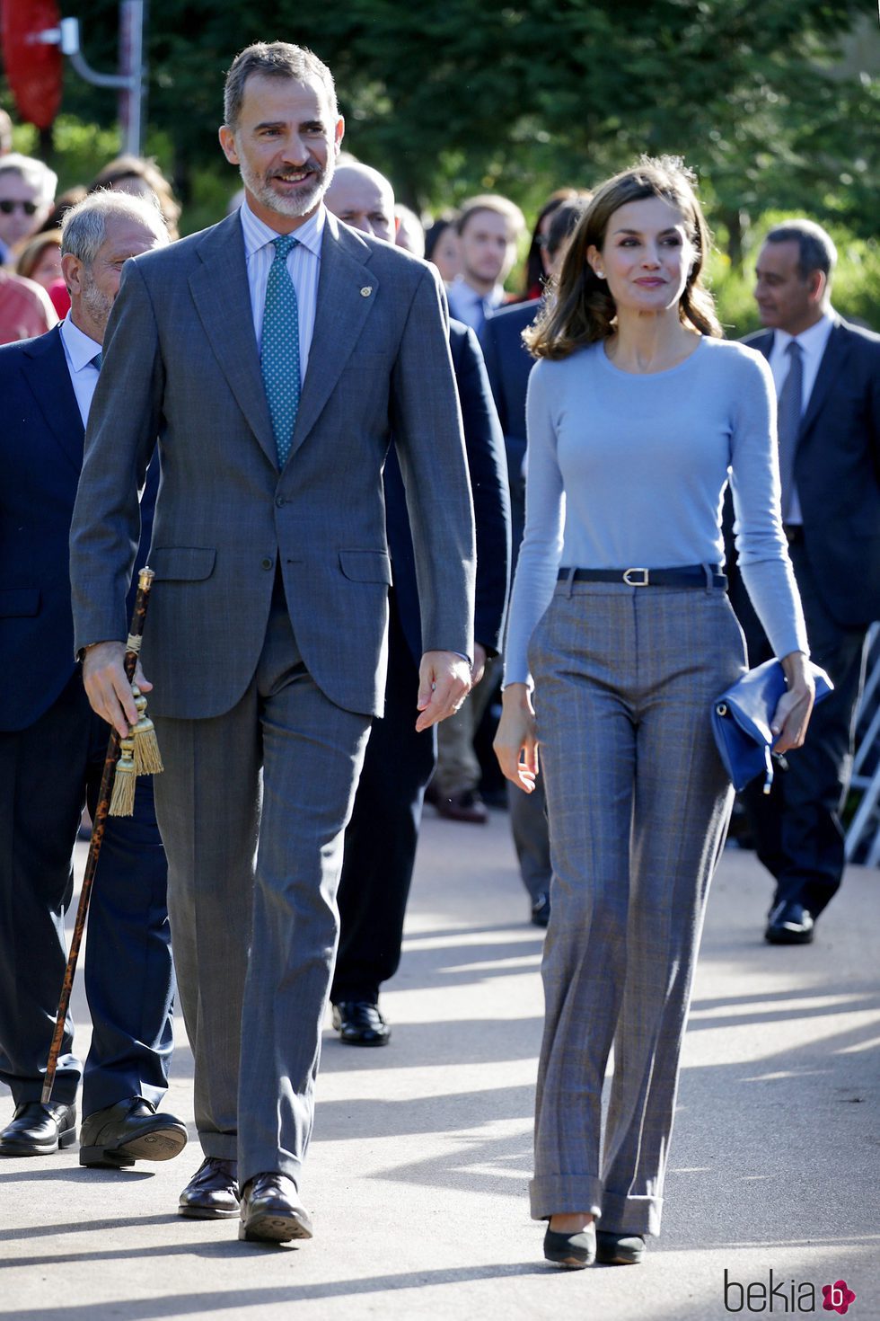 Los Reyes Felipe y Letizia paseando por Poreñu, Pueblo Ejemplar de Asturias 2017