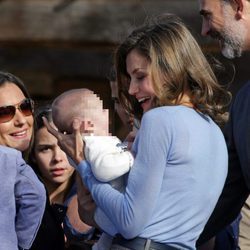 La Reina Letizia muy cariñosa con un bebé de Poreñu, Pueblo Ejemplar de Asturias 2017