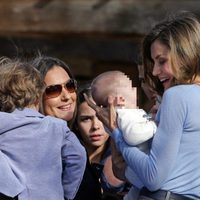 La Reina Letizia muy cariñosa con un bebé de Poreñu, Pueblo Ejemplar de Asturias 2017