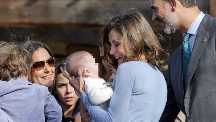 La Reina Letizia muy cariñosa con un bebé de Poreñu, Pueblo Ejemplar de Asturias 2017