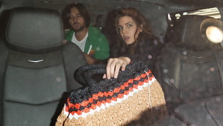 Carlota Casiraghi y Dimitri Rassam subidos a un coche en el aeropuerto de Los Angeles