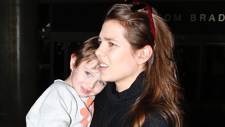 Carlota Casiraghi lleva en brazos a su hijo Raphaël en el aeropuerto de Los Angeles