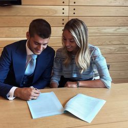 Álvaro Morata firmando su contrato con el Chelsea junto a Alice Campello