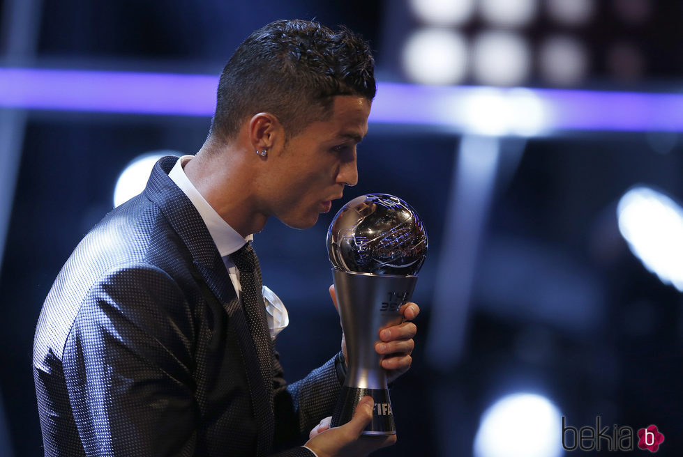 Cristiano Ronaldo con su trofeo The Best Fifa 2017