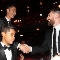 Leo Messi felicitando a Cristiano Ronaldo en la gala de los Premios The Best Fifa 2017