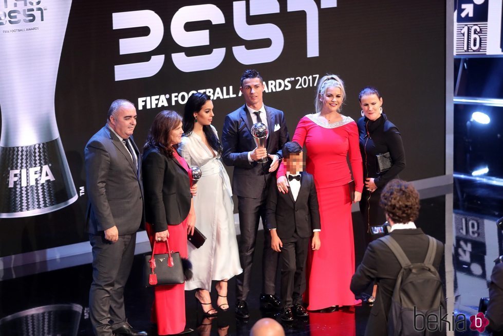 Cristiano Ronaldo con toda su familia en gala de los Premios The Best Fifa 2017