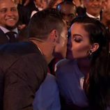 Cristiano Ronaldo besando a Georgina Rodríguez en gala de los Premios The Best Fifa 2017