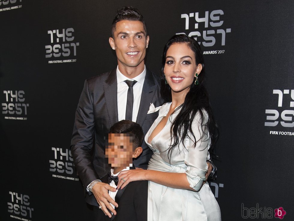 Cristiano Ronaldo, Cristiano Ronaldo Junior y Georgina Rodríguez en la gala de los Premios The Best Fifa 2017