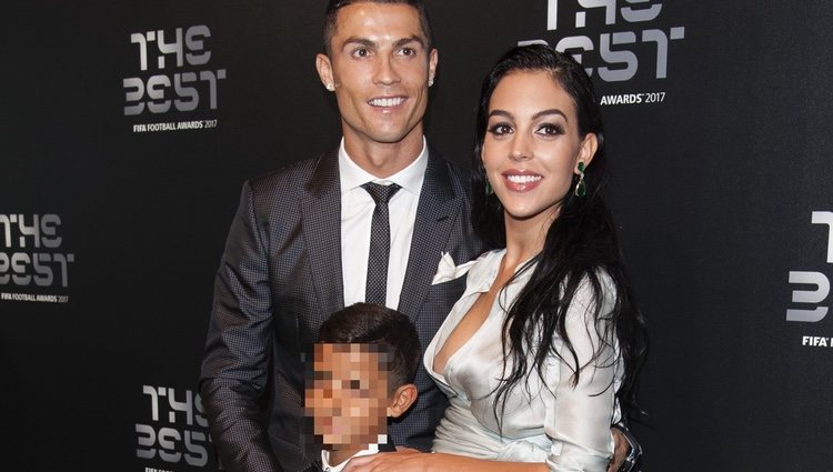 Cristiano Ronaldo, Cristiano Ronaldo Junior y Georgina Rodríguez en la gala de los Premios The Best Fifa 2017