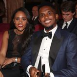 Samuel Eto'o y Alex Scott en la gala de los Premios The Best Fifa 2017