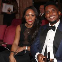 Samuel Eto'o y Alex Scott en la gala de los Premios The Best Fifa 2017