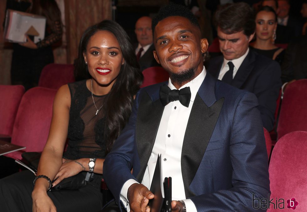 Samuel Eto'o y Alex Scott en la gala de los Premios The Best Fifa 2017