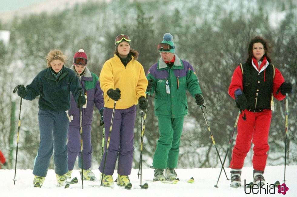 Los Reyes de Suecia esquiando junto a sus hijos Victoria, Carlos Felipe y Magdalena de Suecia