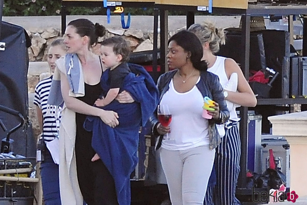 Anne Hathaway en Mallorca junto a su hijo