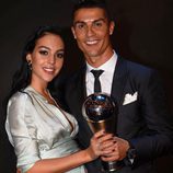 Cristiano Ronaldo con Georgina Rodríguez y su premio The Best Fifa 2017