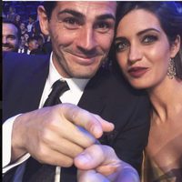 Sara Carbonero e Iker Casillas en la Gala de los Dragones en una foto divertida