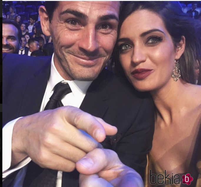 Sara Carbonero e Iker Casillas en la Gala de los Dragones en una foto divertida