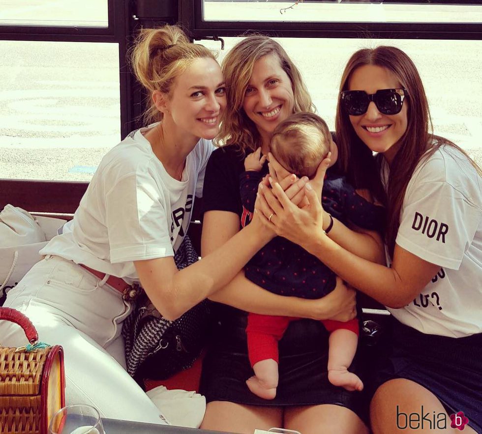 Marta Hazas y Paula Echevarría con Cecilia Freire y su hija