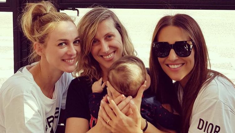 Marta Hazas y Paula Echevarría con Cecilia Freire y su hija