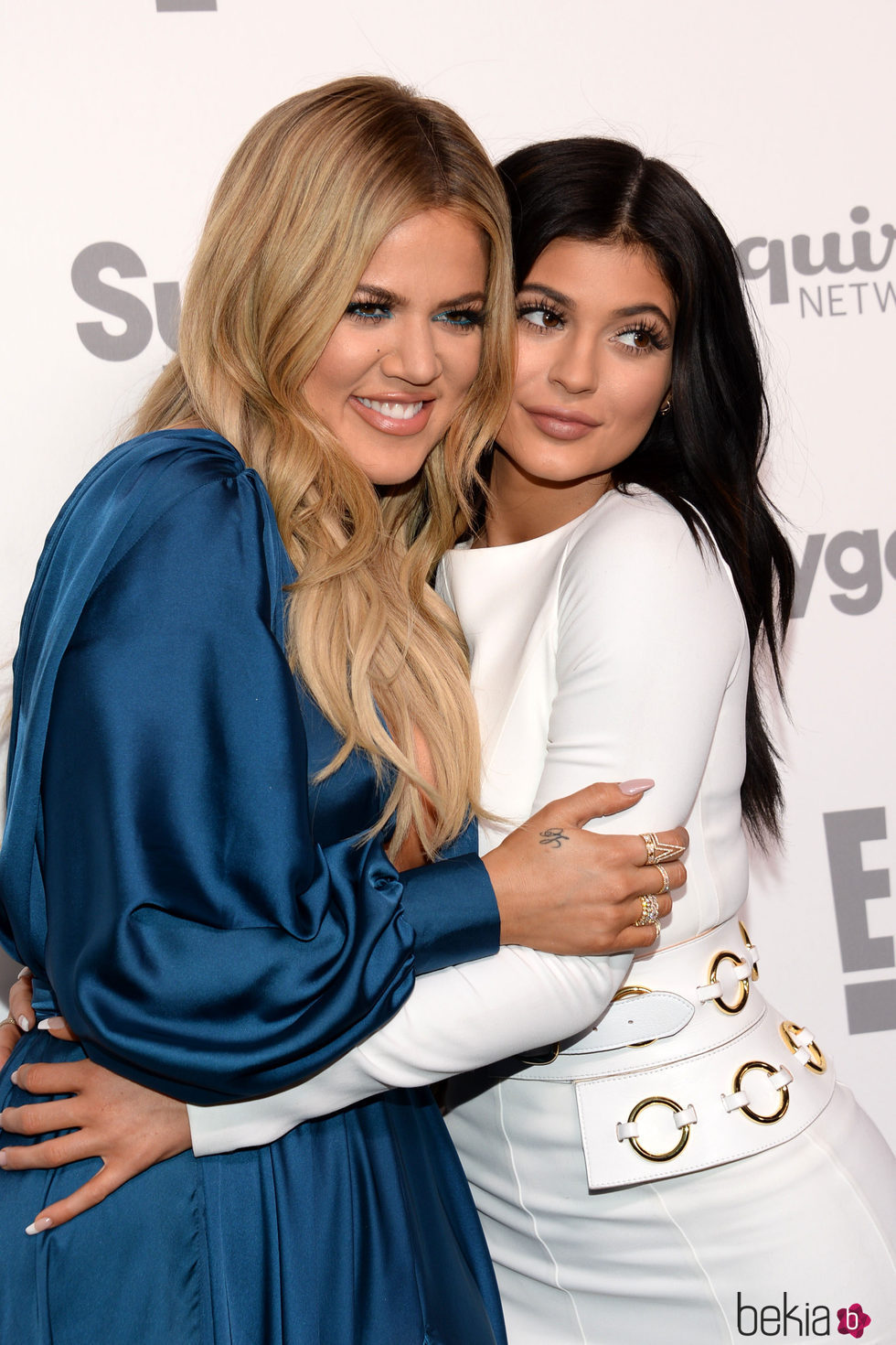 Khloe Kardashian y Kylie Jenner muy abrazadas durante una fiesta de NBC