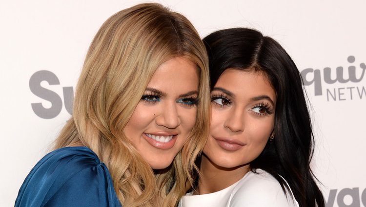 Khloe Kardashian y Kylie Jenner muy abrazadas durante una fiesta de NBC