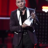 Pitbull con su premio en los Latin American Music Awards 2017