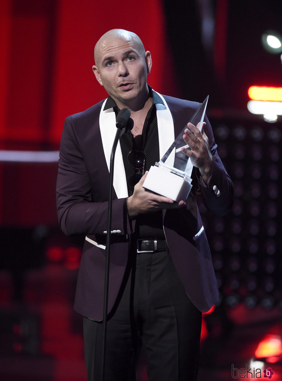 Pitbull con su premio en los Latin American Music Awards 2017