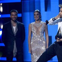 Prince Royce con su premio en los Latin American Music Awards 2017