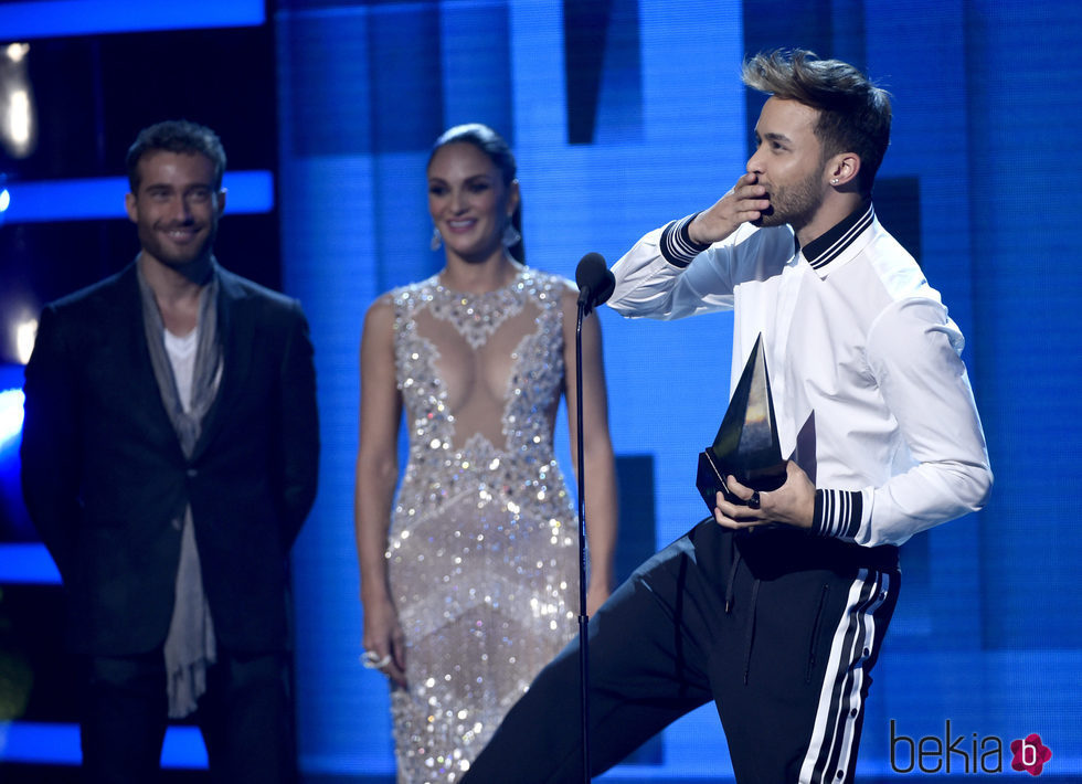 Prince Royce con su premio en los Latin American Music Awards 2017