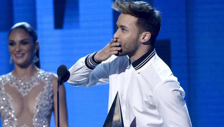 Prince Royce con su premio en los Latin American Music Awards 2017