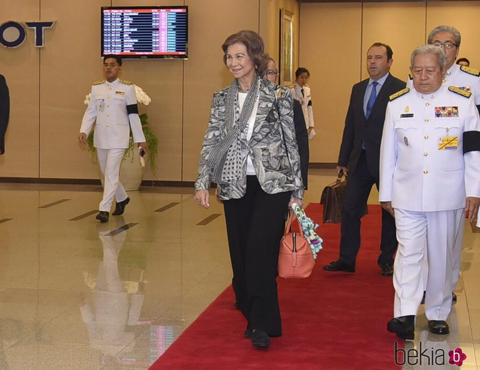 La Reina Sofía a su llegada a Bangkok para el funeral de Bhumibol de Tailandia