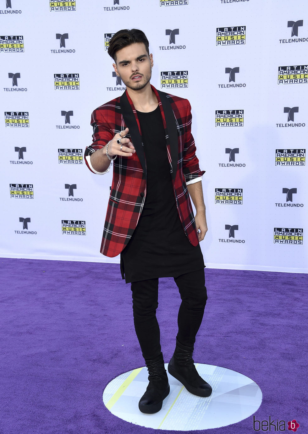 Abraham Mateo en la alfombra roja en los Latin American Music Awards 2017