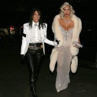 Kim Kardashian y Kourtney Kardashian en Halloween 2017