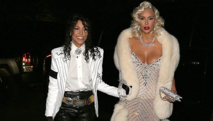 Kim Kardashian y Kourtney Kardashian en Halloween 2017