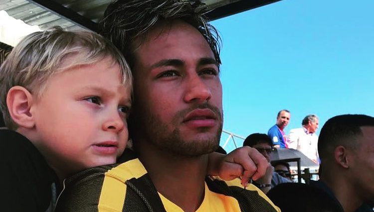 Neymar y su hijo David Lucca viendo un partido de fútbol