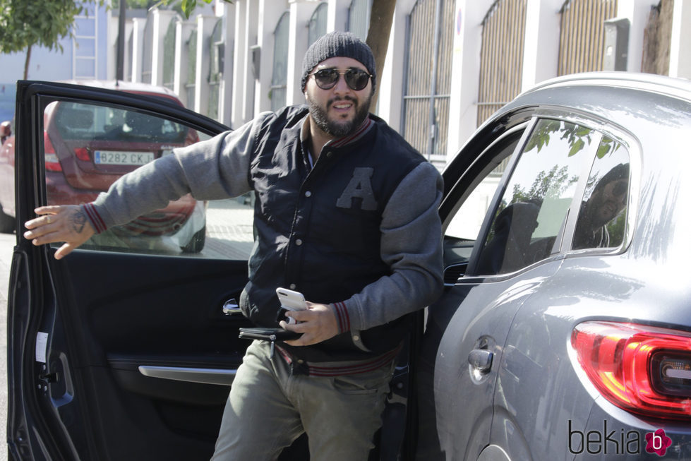 Kiko Rivera llegando a casa con una sonrisa tras las acusaciones de haber sido desleal a su mujer