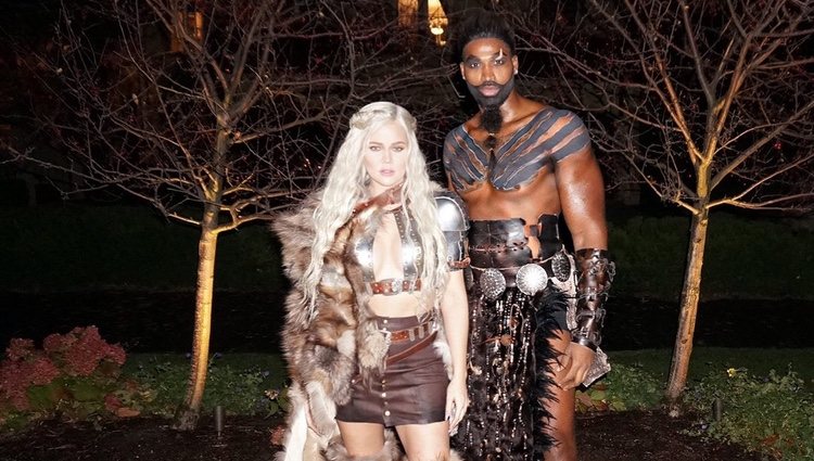 Khloé Kardashian y Tristan Thompson en Halloween 2017