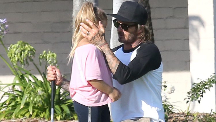 David Beckham consuela a su hija Harper