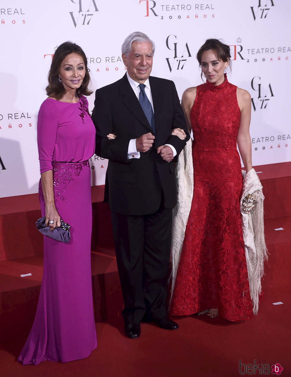 Isabel Preysler, Mario Vargas Llosa y Tamara Falcó acudiendo a la ópera