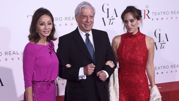 Isabel Preysler, Mario Vargas Llosa y Tamara Falcó acudiendo a la ópera