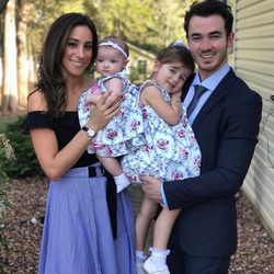 Kevin Jonas con su mujer Danielle Deleasa y sus hijas