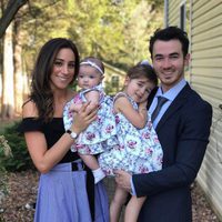 Kevin Jonas con su mujer Danielle Deleasa y sus hijas