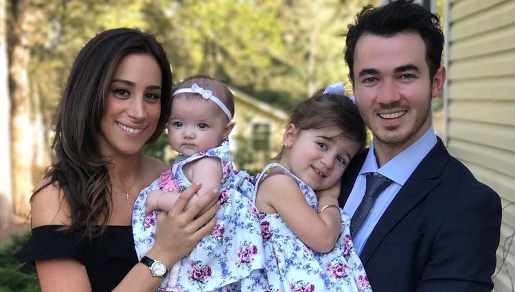 Kevin Jonas con su mujer Danielle Deleasa y sus hijas