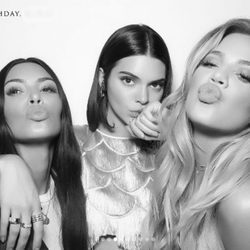 Kim Kardashian, Kendall Jenner y Khloé Kardashian en el cumpleaños de Jenner