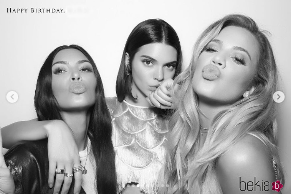 Kim Kardashian, Kendall Jenner y Khloé Kardashian en el cumpleaños de Jenner